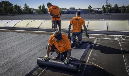 Bitumendakbedekking op een plat dak door Elegast