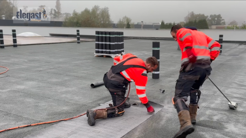 Bitumendakbedekking op een plat dak door Elegast